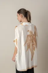 Camisa italiana color natural con estampado de hojas de palma en tonos marrones. Corte holgado, talle único.