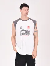 Musculosa blanca con cuello y sisas en gris, con estampado frontal con el logo de "Best Club" y la palabra "Champs" en letras grises con borde negro.