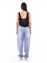 Musculosa negra de tela traslúcida con breteles finos y lazos laterales.