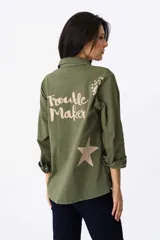 Campera verde militar de algodón con mangas largas y cuello camisero. Estampado en la espalda con la frase "Trouble Maker" y una estrella.