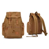 Mochila de lona color marrón claro con detalles en cuero marrón. Tiene tapa con hebillas, cierre ajustable en la parte superior, bolsillos frontales y laterales con cierre, bolsillos internos, espacio para laptop, bolsillo trasero con cierre, correa de mano y correas regulables.