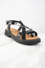 Sandalia de cuero negra con tiras combinadas en cuero liso, charol y animal print.