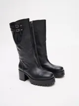 Bucanera de cuero vacuno color negro, con punta cuadrada, taco de madera de 7cm y detalle de hebillas al final de la caña.