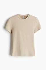 Remera color beige de punto elástico, corte entallado, cuello redondo fino ribeteado y bajo recto.