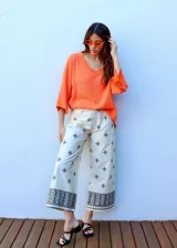 Blusa color naranja de lino y algodón, con escote en razo y mangas 3/4.