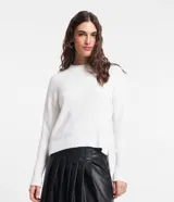 Suéter blanco de punto con textura mousse, cuello redondo y mangas largas.