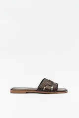 Sandalias bajas color marrón con capellada de tiras anchas entrelazadas.