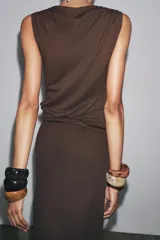 Top marrón de tejido de punto, sin mangas, con cuello fluido y detalle drapeado.