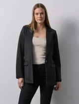 Blazer entallado blanco, marca Robert Louis, con cuello con solapa, abertura central con botón, bolsillos delanteros y mangas largas caladas.