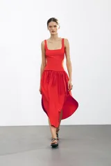 Vestido midi rojo de escote cuadrado y tirantes anchos. Detalle de bajo redondeado en tejido combinado a tono.