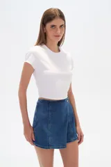 Top blanco cropped de poliéster, al cuerpo y cuello a la base.