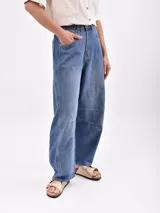 Pantalón de jean celeste de corte ancho con refuerzos en las rodillas.