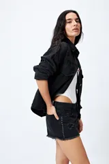 Short de jean gris oscuro con roturas y ruedo desflecado.