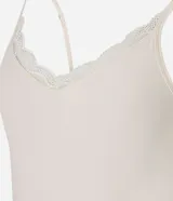 Conjunto de pijama de viscosa con estampado de caracolas, compuesto por una blusa de breteles finos con encaje en el escote, un pantalón capri con cintura elástica y una bata con lazo delantero.