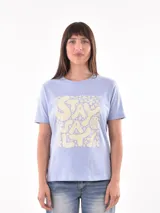 Remera blanca de algodón con estampado de limones y texto en azul.
