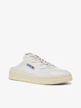 Zapatilla Autry Medalist Mule Low de cuero blanco con cordones y suela color crema.