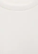 Camiseta negra de tejido de canalé con cuello redondo y sisas con ojales metálicos.