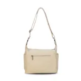 Bandolera de símil cuero color beige, con tres bolsillos frontales con cierre, un bolsillo trasero con cierre y bolsillos internos. Cuenta con una correa larga regulable.
