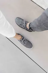 Zapatillas blancas de lana merino, diseño minimalista y atemporal, sin género y para todas las edades. Capellada y forro de lana merino, suela de EVA.