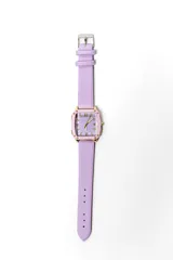 Reloj de pulsera con caja cuadrada dorada, esfera plateada con números romanos y correa de cuero sintético blanca.