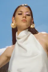 Top color champagne de cuello halter con espalda descubierta y cierre trasero con botones ocultos.