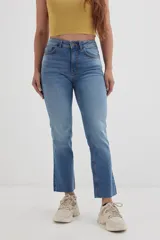 Pantalón de jean de tiro alto, corte ajustado en la cadera y muslos, y acampanado desde la rodilla. Color celeste claro con lavado parejo y terminación desflecada en el ruedo.