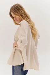 Sobrecamisa celeste de corte recto, con cuello mao, mangas 3/4 con puños y cierre frontal con botones. Tiene dos bolsillos de parche en el pecho.