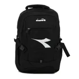 Mochila Diadora negra con logo blanco estampado en el frente. Cuenta con un compartimento principal con cierre, un bolsillo frontal con cierre, dos bolsillos laterales de malla y correas ajustables para los hombros.