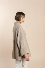 Capa marrón con bolsillos, mangas amplias y pinzas en la delantera. Terminaciones interiores envivadas. Confeccionada en lana fina sin teñir, diseñada exclusivamente por Don Baez.