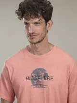 Remera color salmón de algodón con estampa de un globo terráqueo y la palabra "Biosphere".