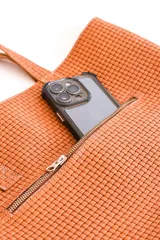 Cartera tipo tote bag de cuero color beige con textura tipo piel de cocodrilo. Tiene doble asa de hombro y un bolsillo externo con cierre.