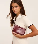 Bolso baguette pequeño de material sintético texturizado color borgoña con asas de cadena.