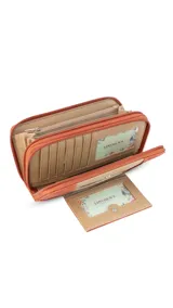 Billetera larga color plateado metalizado, con cierre perimetral y placa con el logo "Lincoln's" al frente. Presenta múltiples compartimentos y tarjeteros.