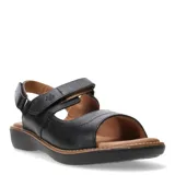 Sandalias negras de cuero con plataforma, tira ancha sobre el empeine y ajuste con velcro.