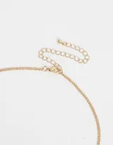 Collar corto dorado con cadena de eslabones y strass en tonos pastel.