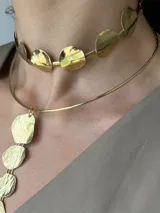Gargantilla hecha a mano en bronce con diseño de piezas en forma de disco, disponible también en alpaca.