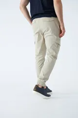 Pantalón cargo de fit slim, con cintura elastizada, cordón ajustable y puños en los extremos.