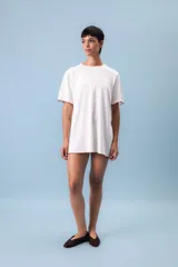 Remerón blanco de corte holgado y mangas cortas con terminación en color ladrillo.