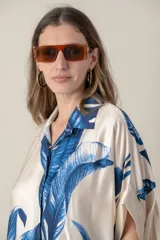 Camisa italiana color natural con estampado de hojas de palma en tonos marrones. Corte holgado, talle único.