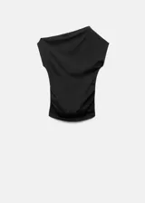 Top blanco de manga corta con cuello asimétrico, diseño entallado y cintura drapeada.