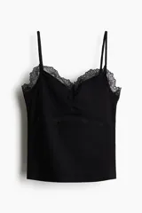 Top negro de punto de algodón acanalado con breteles finos ajustables y ribete de encaje en escote y bajo busto.