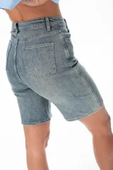 Bermuda de jean de tiro medio y corte a la rodilla.