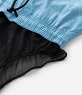 Bermuda de baño para hombre, color celeste claro con estampado sutil en blanco. Posee cintura elástica ajustable con cordón negro.