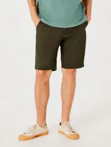 Bermuda color beige de corte recto, estilo chino, con bolsillos laterales y traseros.