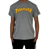 Remera gris con logo Thrasher en amarillo y contorno negro estampado en el pecho.