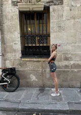 Top deportivo corto con estampado de hojas y flores, con tirantes finos y espalda deportiva.