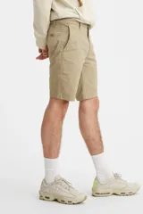 Bermuda color beige de corte chino, con bolsillos laterales y traseros.