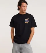 Remera negra de algodón, corte comfort, manga corta y cuello redondo. Presenta un estampado grande en la espalda del personaje Coiote de Looney Tunes con el texto "Destined to Crash and Burn" en colores vibrantes.