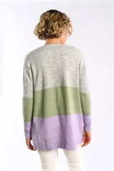 Cardigan largo de tejido de punto grueso, con diseño color block en tonos gris, verde y lila.