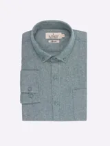 Camisa de franela color ladrillo, de corte clásico y manga larga con botones.